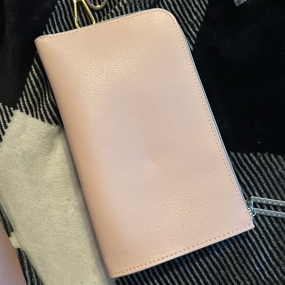 Baby Pink Dior makeup bag - Picture 4 of 7